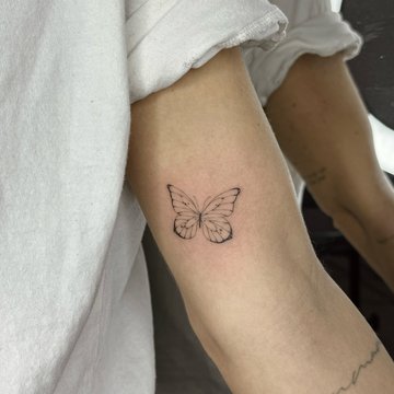 tatouage minimaliste de papillon