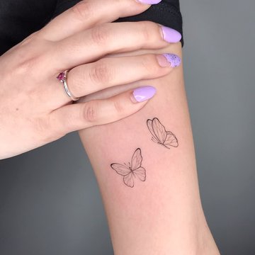 tatouage minimaliste de papillon