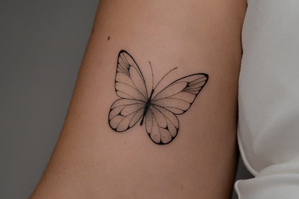 tatouage minimaliste de papillon