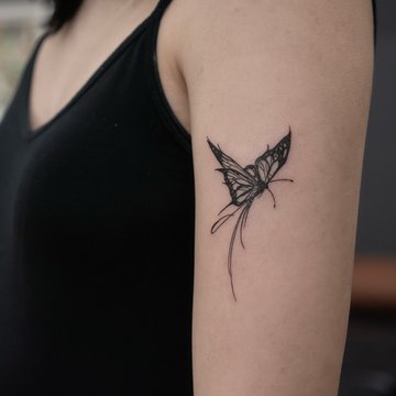 tatouage minimaliste de papillon