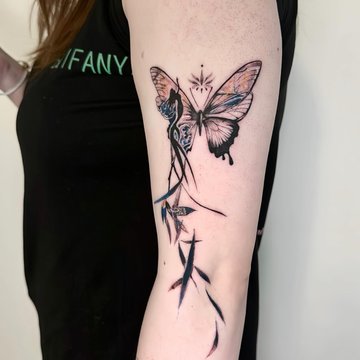 tatouage minimaliste de papillon