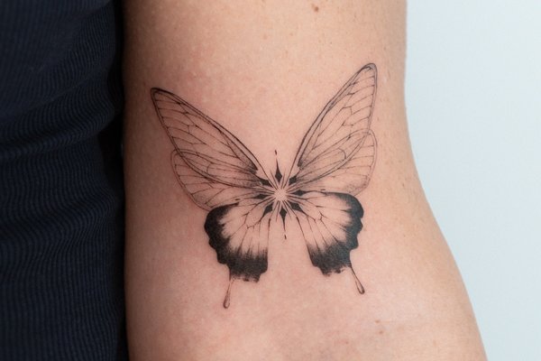 tatouage minimaliste de papillon