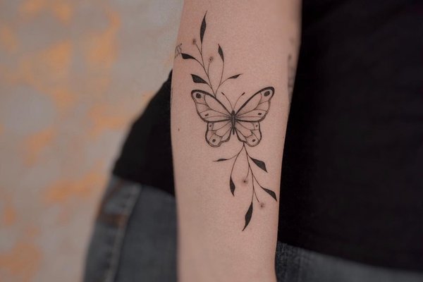 tatouage minimaliste de papillon