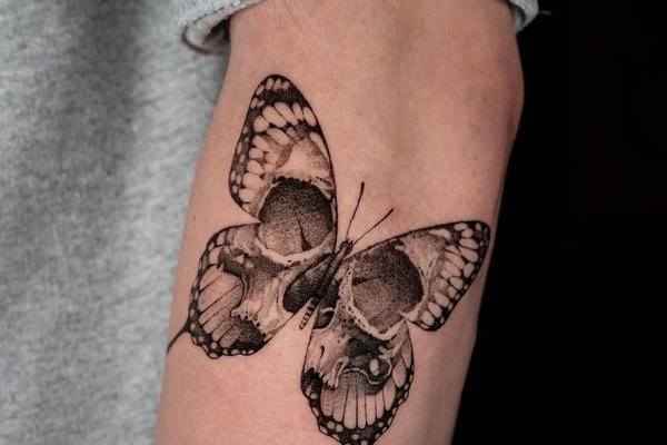 tatouage minimaliste de papillon