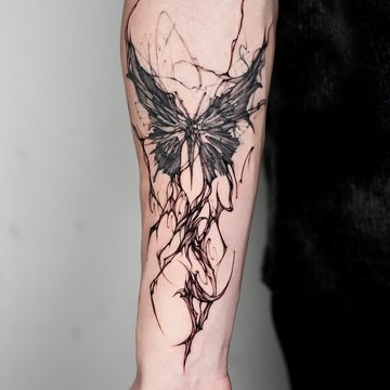 tatouage minimaliste de papillon