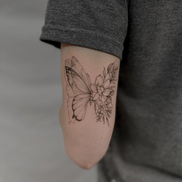 tatouage minimaliste de papillon