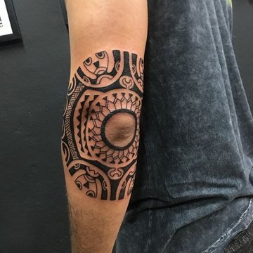 tatouage coude homme