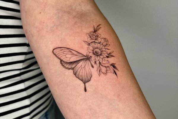 tatouage minimaliste de papillon
