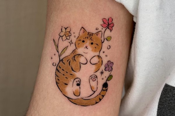 tatouage de chat stylisé, tatouage de chat minimaliste, tatouage chat