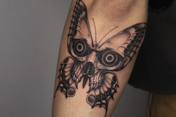 tatouage minimaliste de papillon
