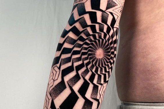 tatouage coude homme