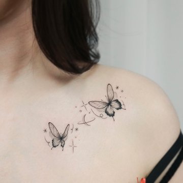 tatouage minimaliste de papillon