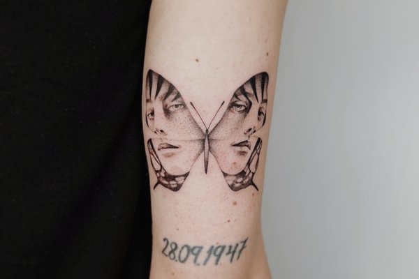 tatouage minimaliste de papillon