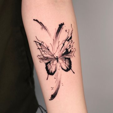 tatouage minimaliste de papillon