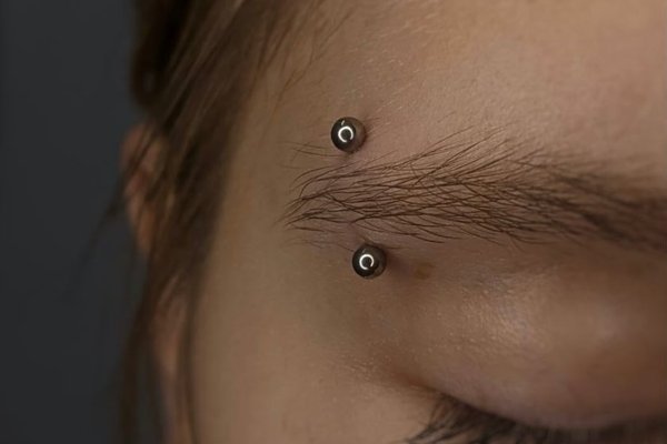 piercing de sourcil