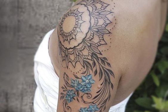 tatouage épaule femme