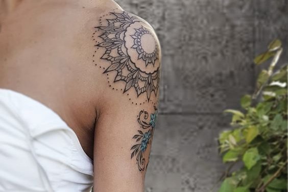 tatouage épaule femme