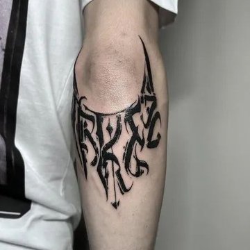tatouage coude homme