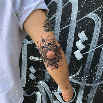 tatouage coude homme