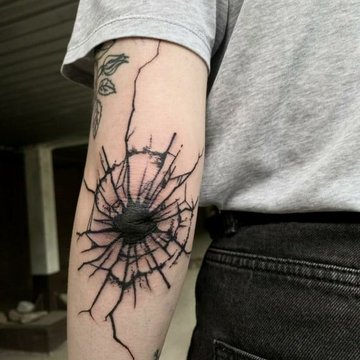 tatouage coude homme