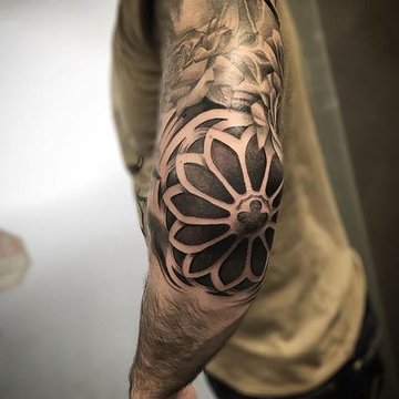 tatouage coude homme