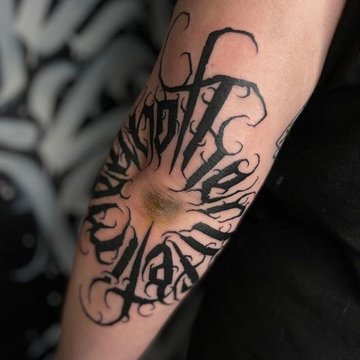 tatouage coude homme