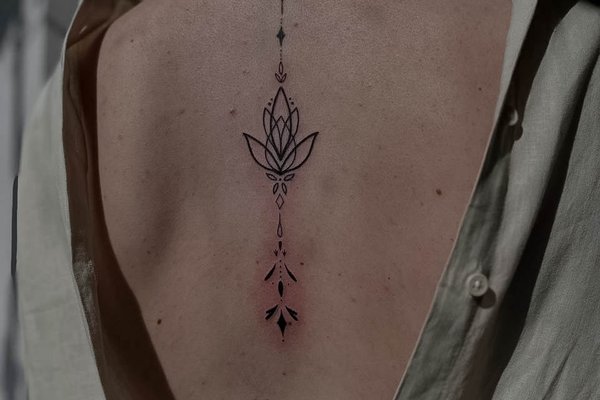 tatouages dos femmes